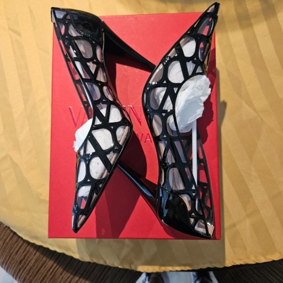 Valentino VLogo 90 Vinyl & Patent Pump - Picture 2 of 6